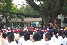 Jokowi dan Ratusan Siswa...