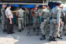 Satpol PP Larang Mobil...