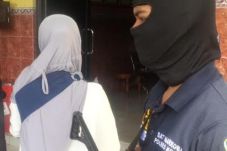 Edarkan Sabu, Ibu Rumah...