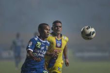 Persib Bermain Hati-hati,...