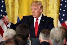 Trump Sangkal Minta...