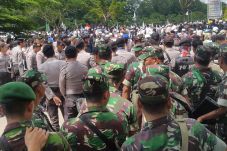 Ribuan Orang Ikut Aksi...