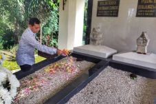 JR Saragih Ziarah ke...