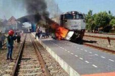 Mobil Terseret Kereta...