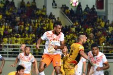 Kalahkan Perseru, Mitra...