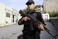 Polisi Turki Bunuh 2...