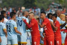 Arema Hancur Lebur di...