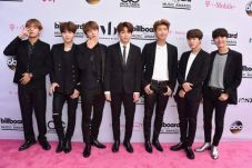 Menang, BTS Dapat Pelukan...