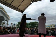 Warga Bersorak saat...