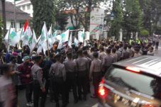 Demo di depan Istana...
