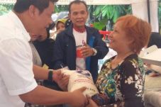 Warga Ciracas Serbu...