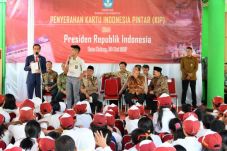 Serahkan Langsung KIP...