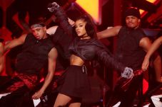 Ariana Grande Batalkan...
