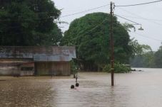 Banjir Tenggelamkan...