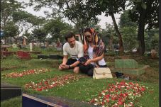 Ditemani Kekasih, Adik...