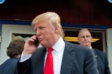 Pakai iPhone, Donald...