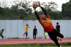 Kiper Utama Absen, Bhayangkara...