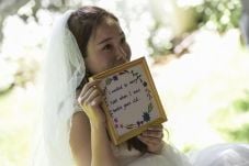 Wanita dengan Gaun Pengantin...