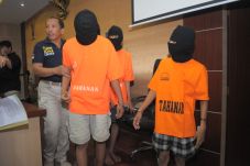 Perang Cambuk, Belasan...