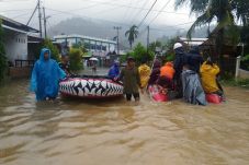 Banjir di Padang, Warga...