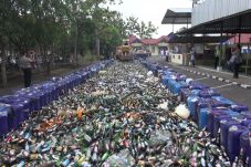 Ribuan Botol Miras dan...