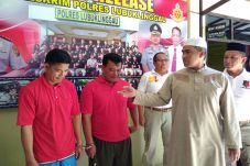 Dua Pengoplos Daging...