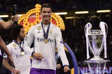 Ronaldo Rayakan Gol...