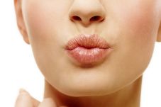 Atasi Bibir Kering Saat...