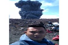 Nekat, Pendaki Ini Selfie...