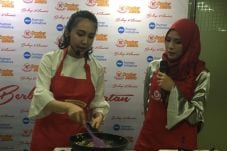Zaskia Adya Mecca: Penting...