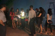 Nekat Buka di Bulan...