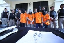 Polres Bekasi Gulung...