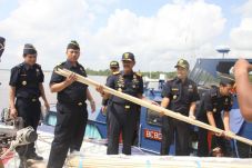 Selundupkan Rotan ke...
