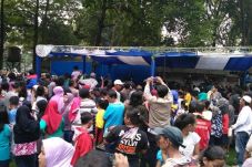 Artis dan Ratusan Warga...