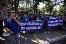 Geruduk Markas Persib,...