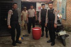 Gerebek Warung Miras,...