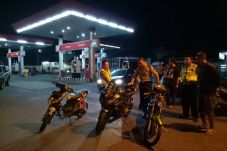 Polisi Bubarkan Balapan...