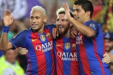 Pakai Jersey Barcelona...