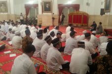Jokowi Buka Puasa Bersama...