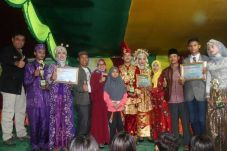 Uniknya Tradisi Pengantin...
