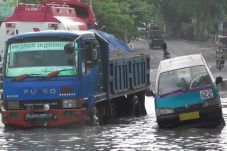 Diguyur Hujan, Jalan...