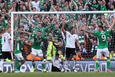 Striker Stoke City Selamatkan...