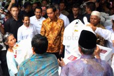 Jokowi Serahkan 200.000...