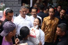 BUMN Bagi-bagi Sembako,...