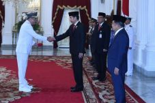 Jokowi Melantik Djarot...