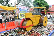 Polda Riau Musnahkan...