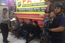 Jadi Juru Parkir Liar,...