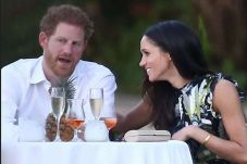 Pangeran Harry Beri...