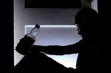 Konsumsi Alkohol Dini...