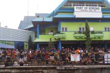 Kapal Terlambat, Ribuan...